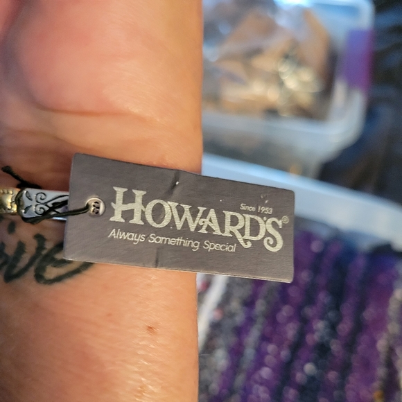 NWT beautiful Howards silver and gold tone stretchy bracelet - Picture 3 of 3